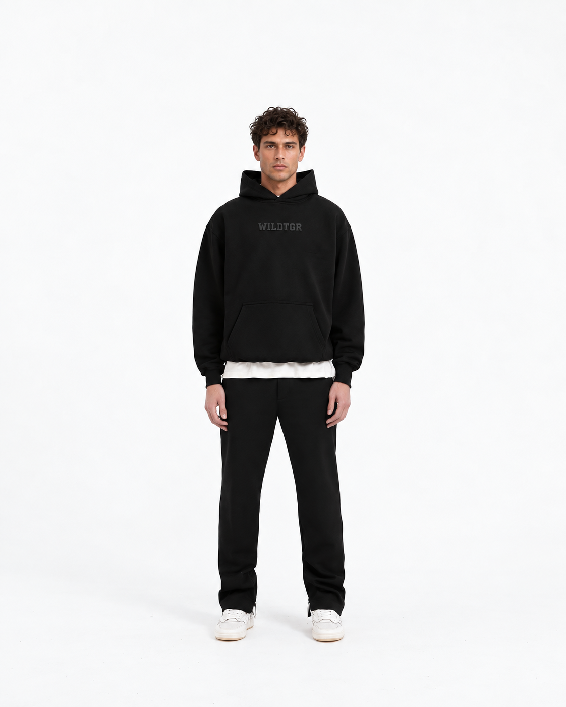 WILDTGR Hoodie seitliche Ansicht am Model