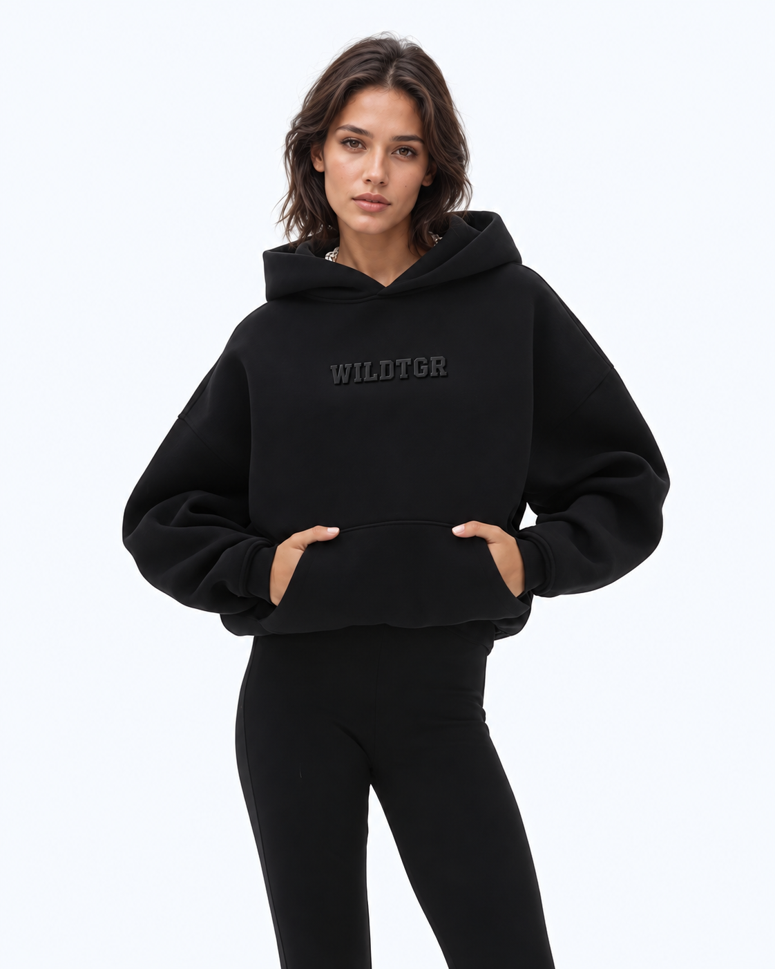 WILDTGR Hoodie Ganzkoerperansicht am Model